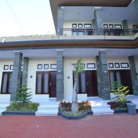 Oyo Flagship 91237 Ratu Guest House Kedunganan Ngoại thất bức ảnh