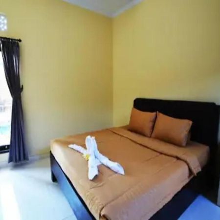 Oyo Flagship 91237 Ratu Guest House Kedunganan Ngoại thất bức ảnh