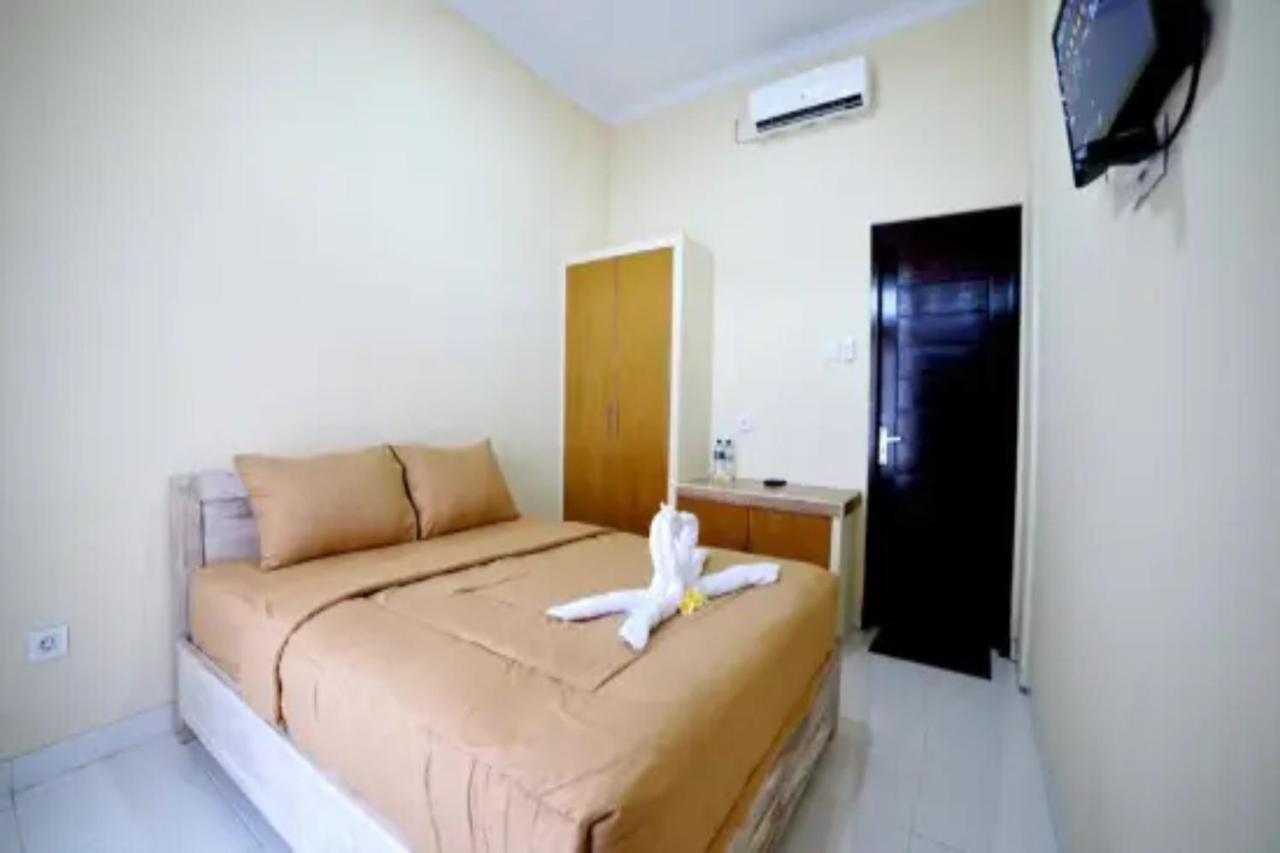 Oyo Flagship 91237 Ratu Guest House Kedunganan Ngoại thất bức ảnh